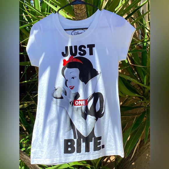 Disney Snow White -Just One Bite T-Shirt - Picture 4 of 5